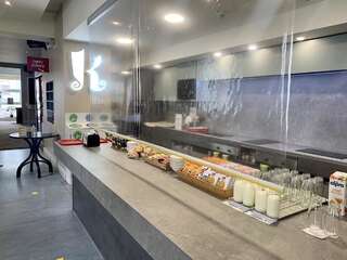 Хостелы Kinlay House Eyre Square Hostel Голуэй Кровать в общем номере для мужчин и женщин с 8 кроватями и общей ванной комнатой-3