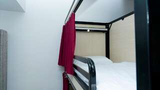 Хостелы Kinlay House Eyre Square Hostel Голуэй Кровать в общем номере для мужчин и женщин с 8 кроватями и общей ванной комнатой-6