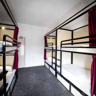 Хостелы Kinlay House Eyre Square Hostel Голуэй Кровать в общем номере для мужчин и женщин с 8 кроватями и общей ванной комнатой-8