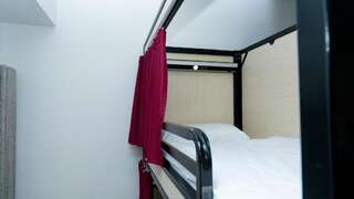 Хостелы Kinlay House Eyre Square Hostel Голуэй Кровать в общем номере для мужчин и женщин с 8 кроватями и общей ванной комнатой-11