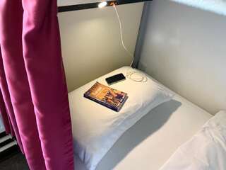 Хостелы Kinlay House Eyre Square Hostel Голуэй Кровать в общем номере для мужчин и женщин с 8 кроватями и общей ванной комнатой-14